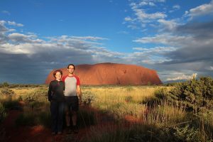 Im Hintergrund: Uluru, Vordergrund: meine Frau und ich